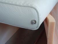 Réparation d'un trou sur un canapé cuir à Cassis